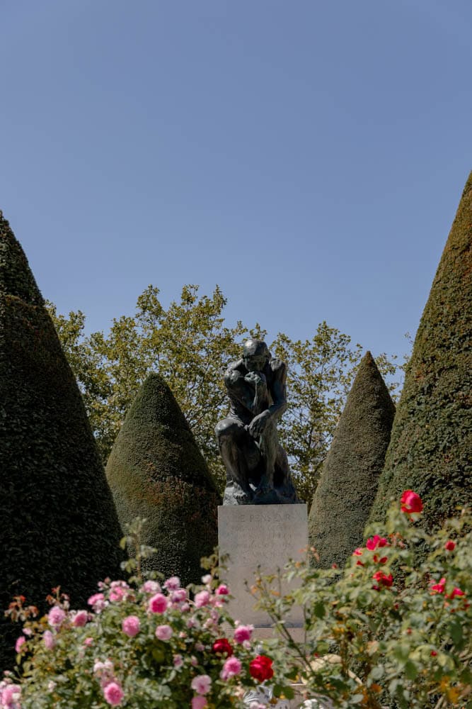 the thinker statue in gardens of Musee Rodin